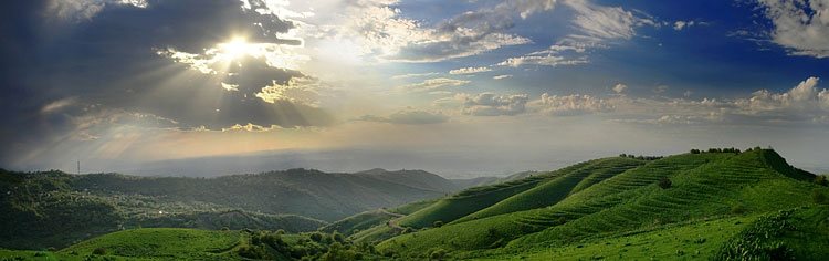 Luz solar penetrando nuvens escuras sobre o desfiladeiro profundo - Tudo Sobre Espiritualidade Bandeira